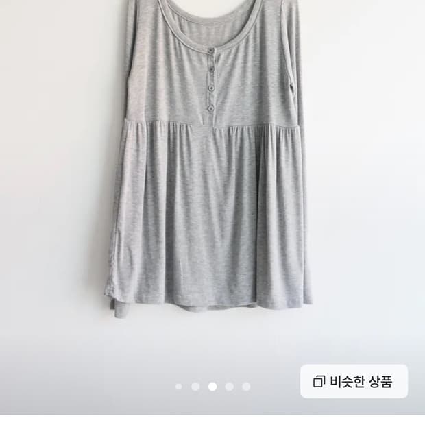 피타 플레어 셔링 버튼 티 그레이