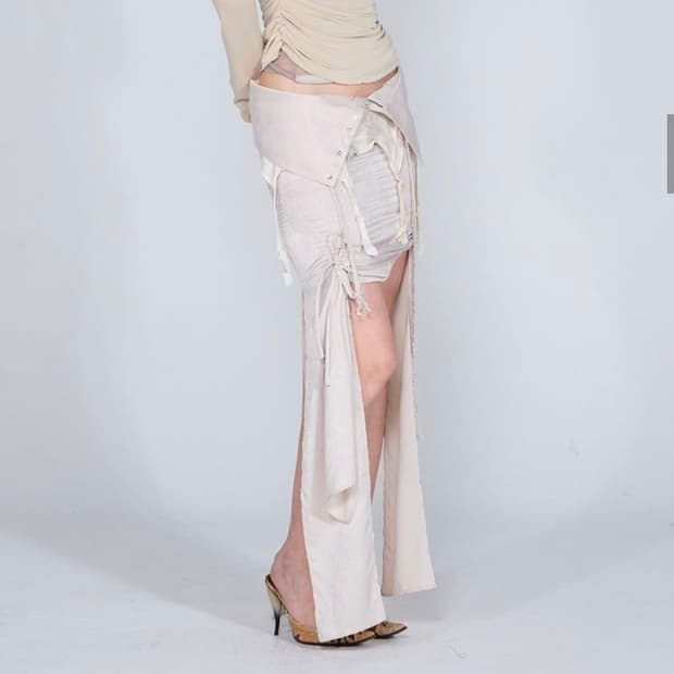 [새제품] 스컬프터 Braid Detail Satin Skirt Raw