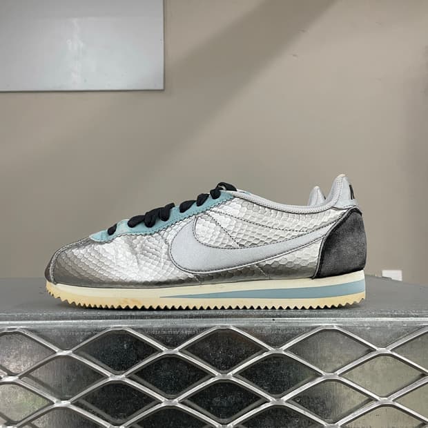 나이키 코르테즈 메탈릭 실버 275