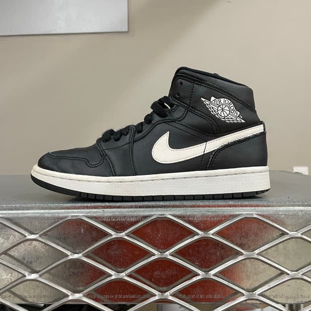 나이키 조던1 미드 블랙 화이트 245
