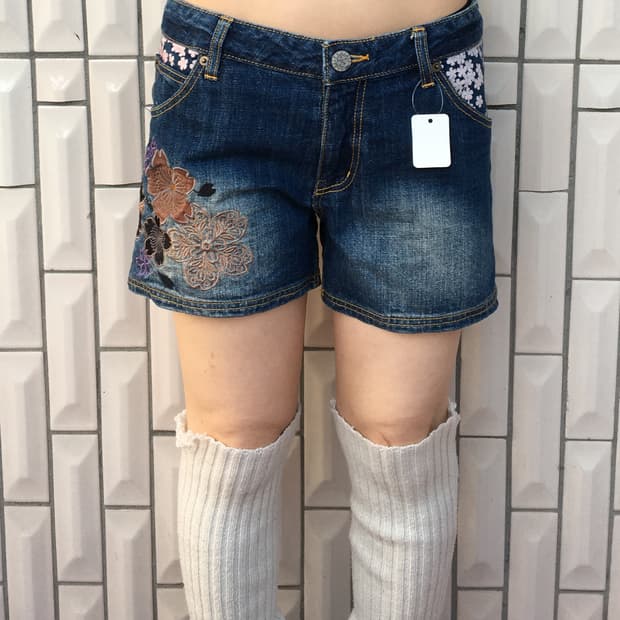 Oriental pattern needle work denim short