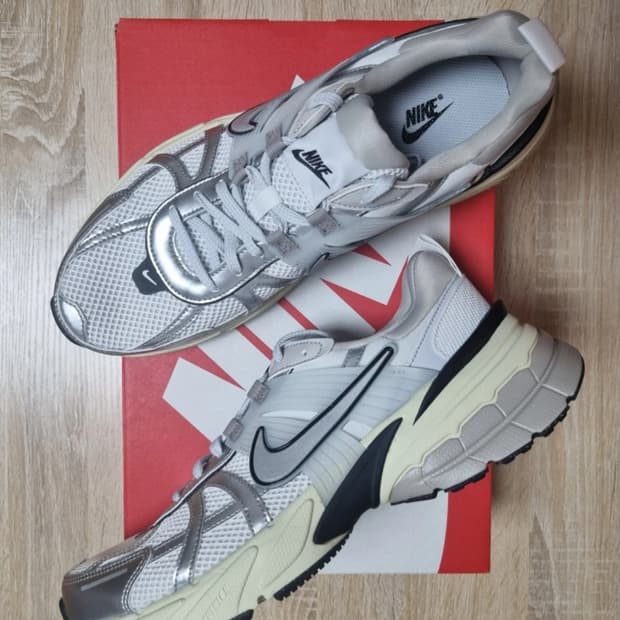 [280][275]나이키 V2K 런 서밋 화이트 메탈릭실버 런테크(W)