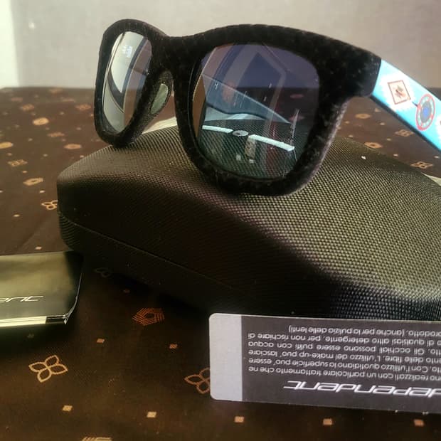 [미착용 새상품]* INDEPENDENT  블랙벨벳 선글라스*