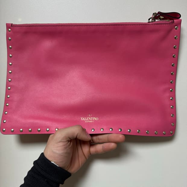 발렌티노 락스터드 레더 클러치백