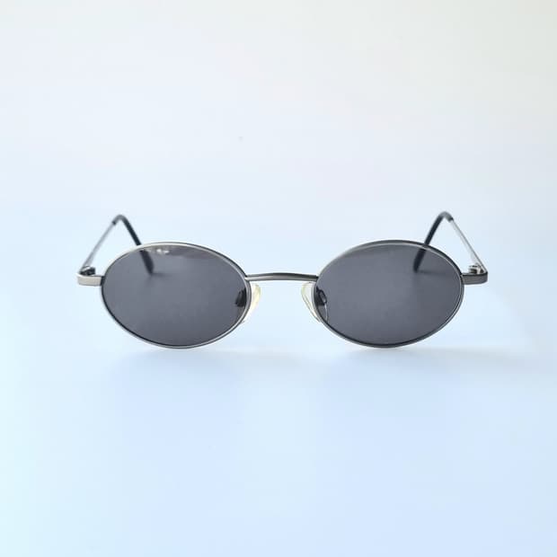 데드스탁 미니멀 빈티지 무드의 오발 쉐입 선글라스
