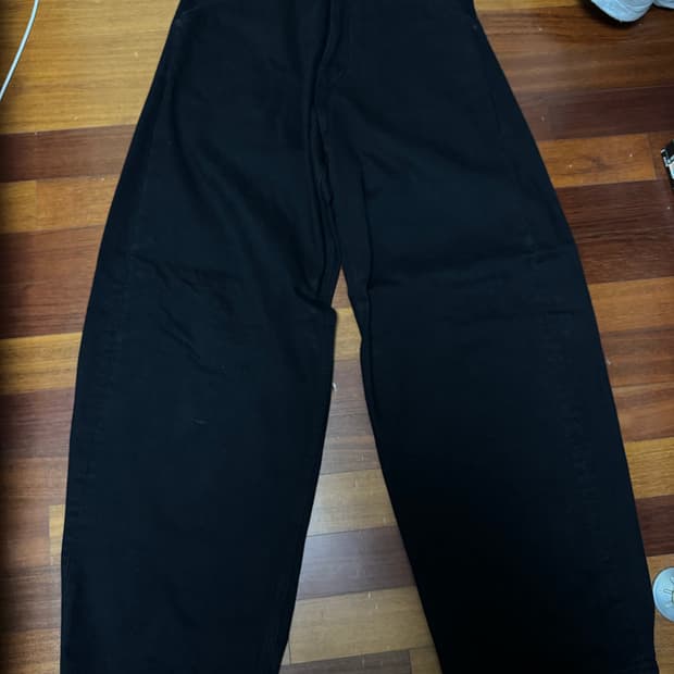 해칭룸 와이드 커브 진 재트 블랙 3 사이즈 판매합니다