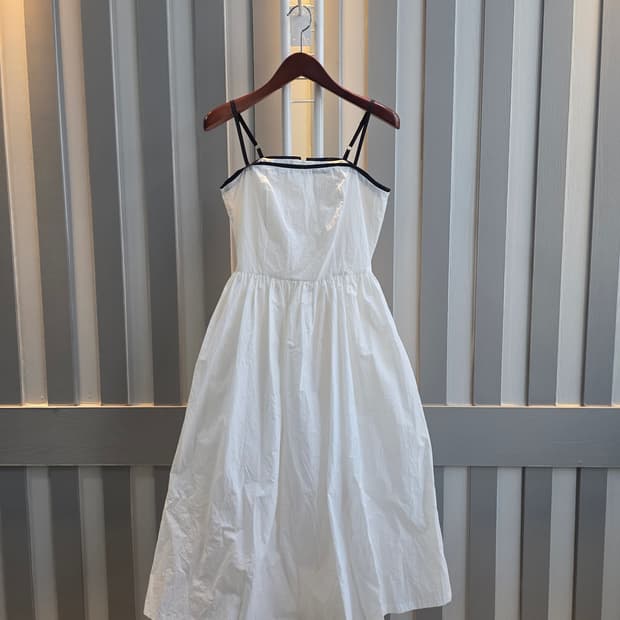 화이트 바스락원피스 