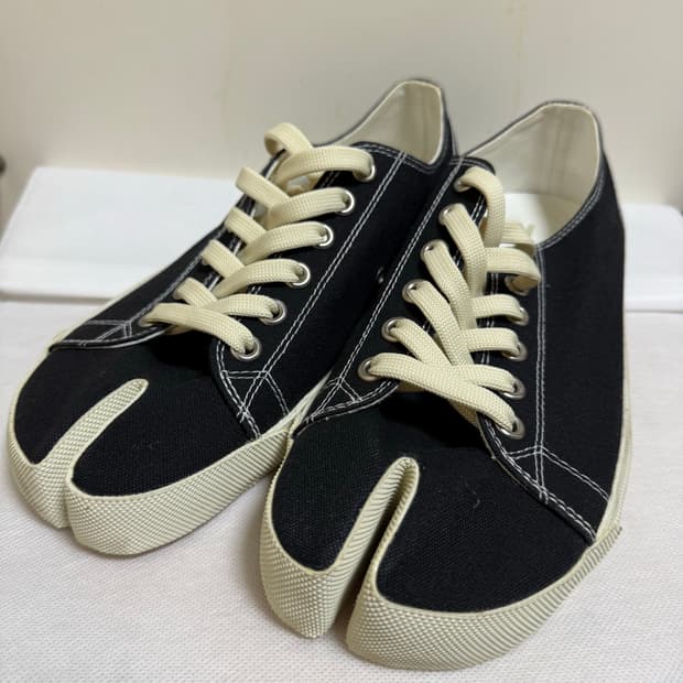 메종 마르지엘라 타비 캔버스 로우탑 스니커즈 (S57WS0252)