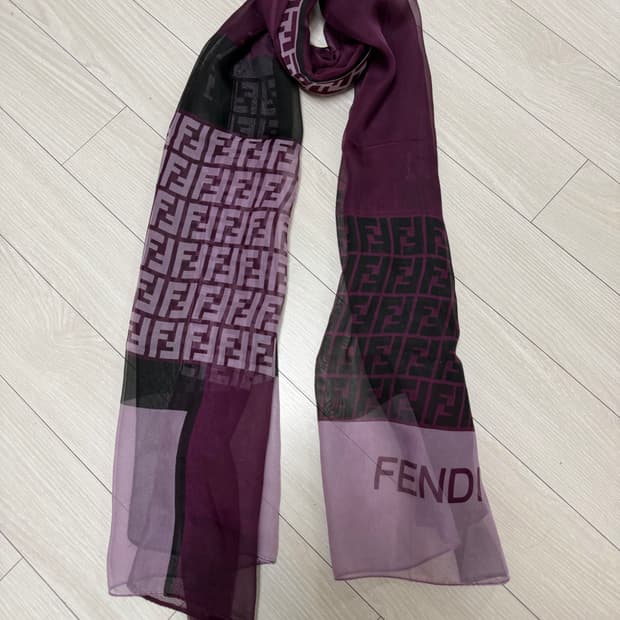 정품 펜디 스카프