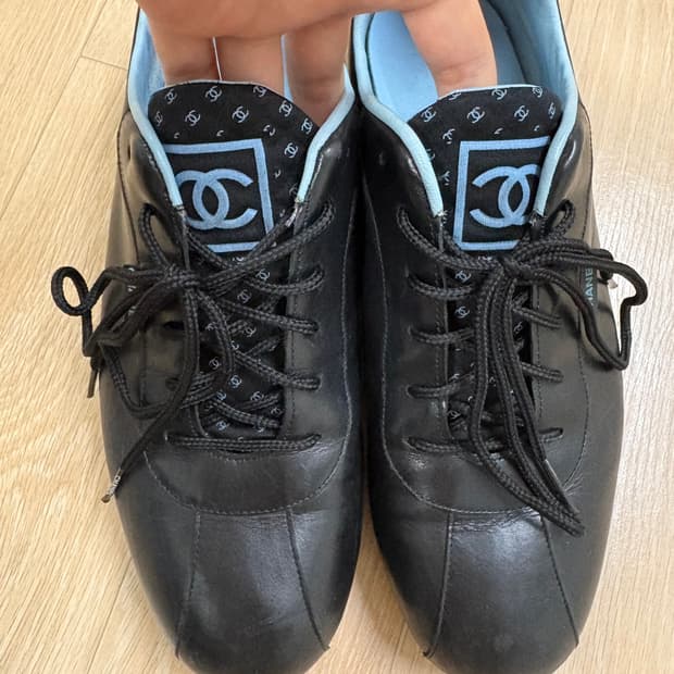 chanel 레더 블랙 스니커즈 37.5 (정품)