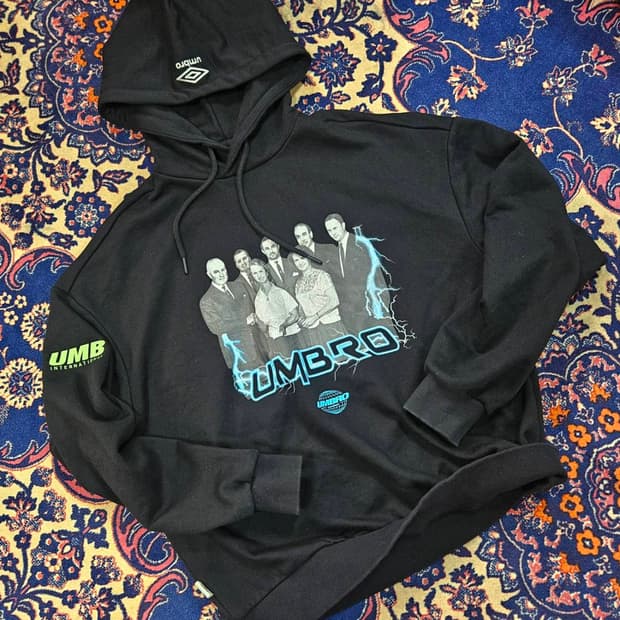 엄브로(UMBRO) 20F 빅프린팅 후드 브렌드 자수 티셔츠
