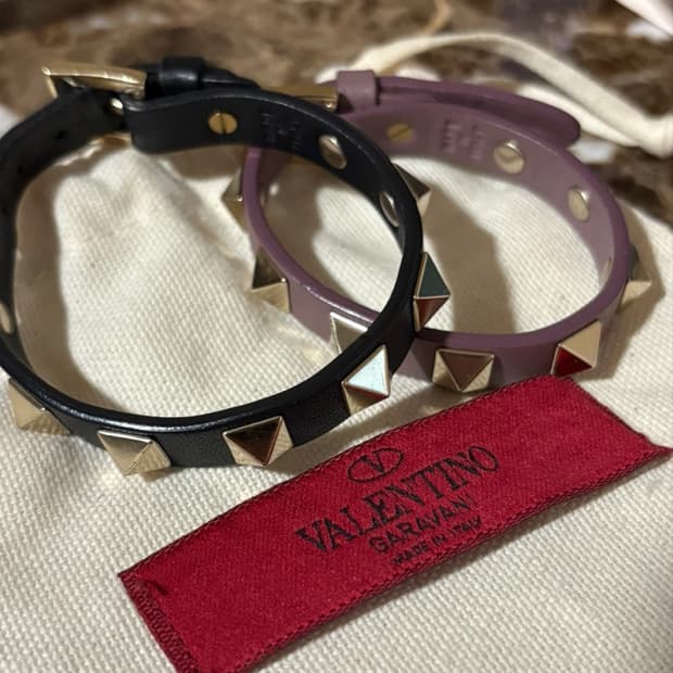 Valentino 발렌티노 락스터드 레더 팔찌  블랙 라벤더 브레이슬렛