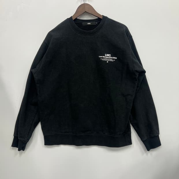 LMC. 블랙 맨투맨 