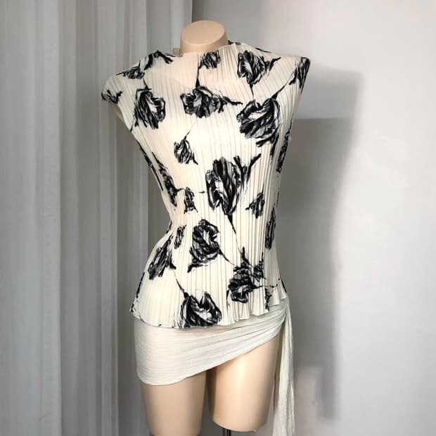 black rose pattern pleated sleeveless