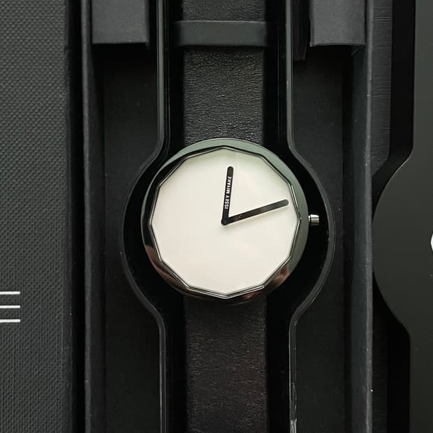 이세이미야케 트웰브 시계 나오토 후카사와 디자인 손목시계