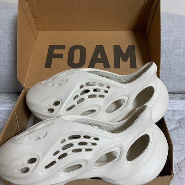 아디다스 이지폼러너 샌드 275 판매합니다.