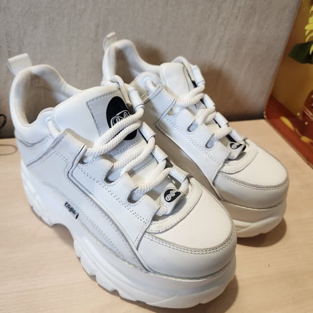Buffalo 런던 화이트 청키 스니커즈 ✨ 8cm 키높이 레어템