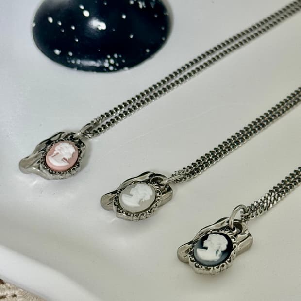 겨울 니트 위에 찰떡❄️ 핑크까메오 롱 써지컬 목걸이🪞