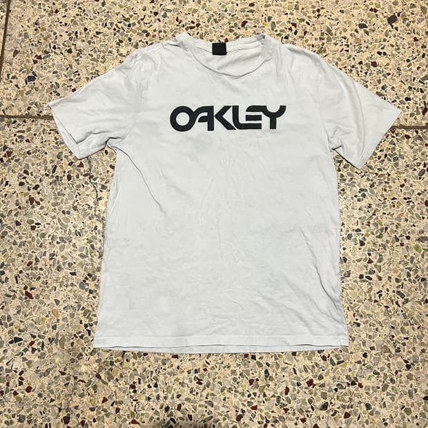 오클리(OAKLEY) 스펠로고 반팔 티셔츠