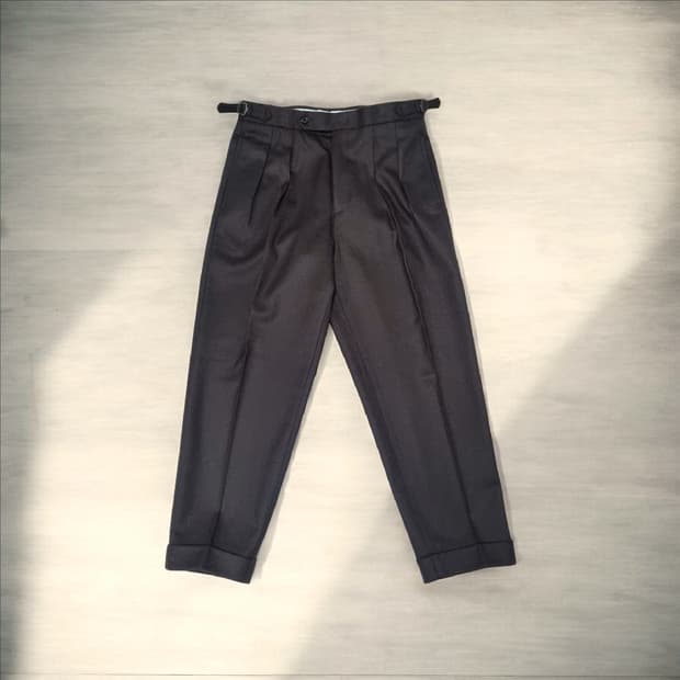 퍼렌 2플리츠 크롭 트라우저 울 슬랙스 팬츠 투턱 다크 브라운