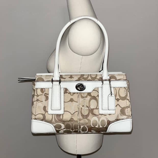 📦 Coach basic All white Shoulder Bag