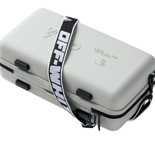 오프화이트 아모레 프로텍션 박스 팝니다