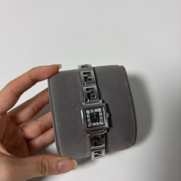 펜디 FENDI 뉴 콰트로 메탈 시계