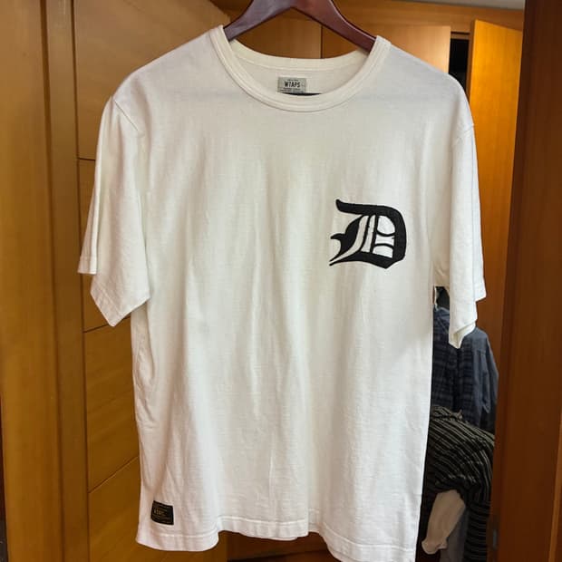 더블탭스 디 로고 티셔츠