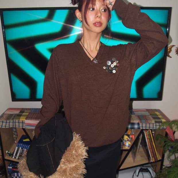 VTG 단추 브이넥 니트