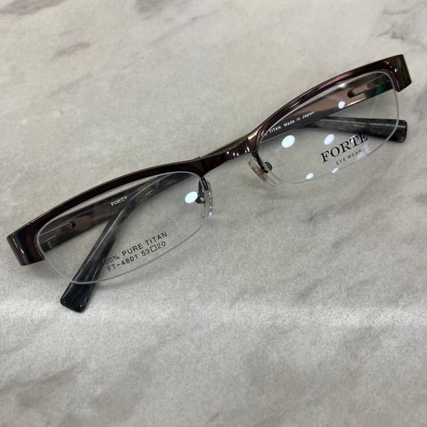 포르테 FORTE 유광 브론즈 스퀘어 반무테 안경