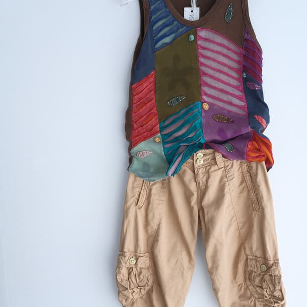 Broken button detailed cargo capri pants