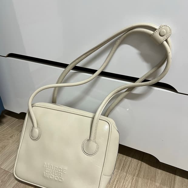 [마지셔우드]파이핑 숄더백 크림