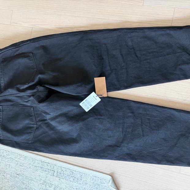 코모리 벨티드 데님 블랙