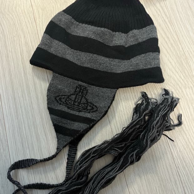 비비안웨스트우드 이어플랩 비니 블랙