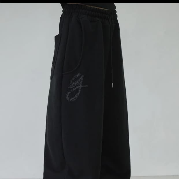 슬릭글로우 레오파드 로고 아플리케 스웨트 팬츠 바지 블랙