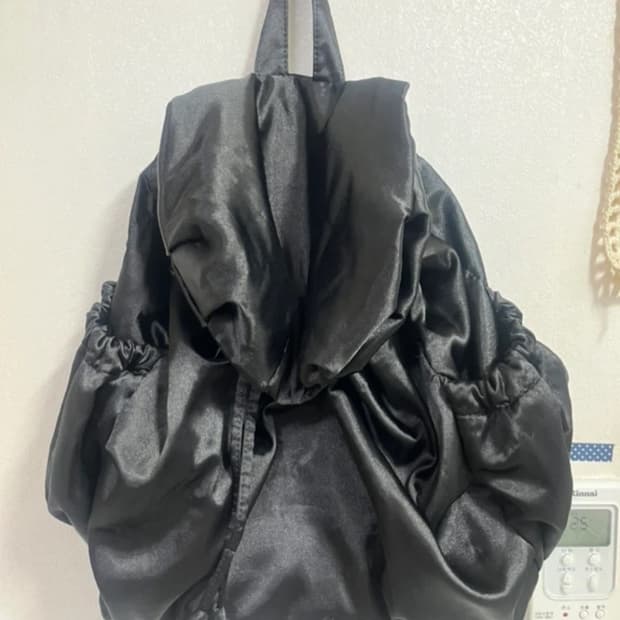 블랙 새틴 백팩