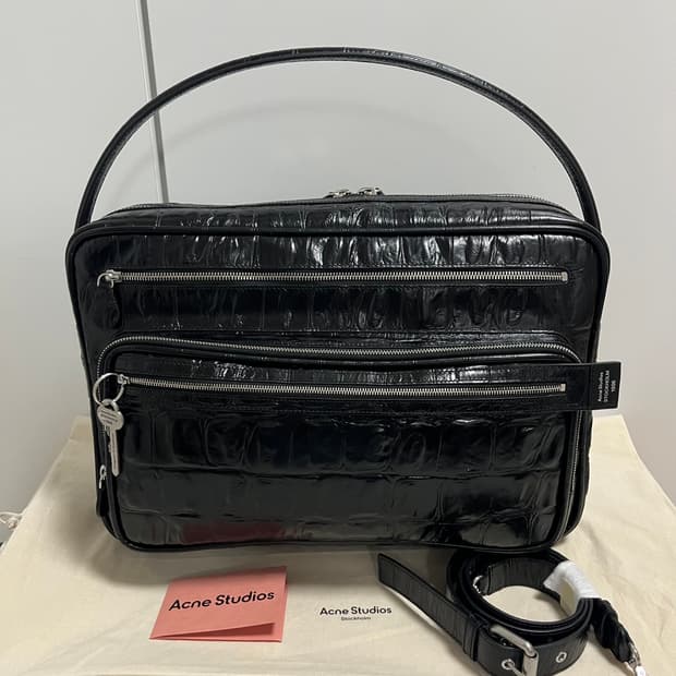 아크네스튜디오 26ss 카메로백 라지/블랙