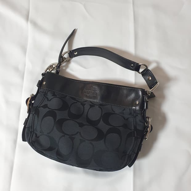 코치 버클 숄더백
