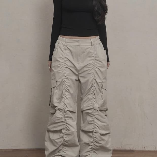 카키포인트 Shirring Parachute Pants