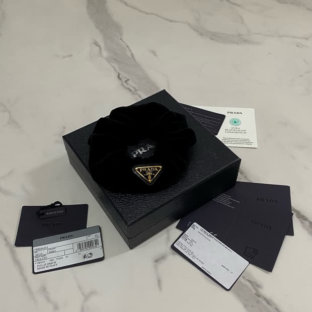 거의새것 프라다 벨벳 스크런치 헤어밴드 헤어곱창 헤어슈슈