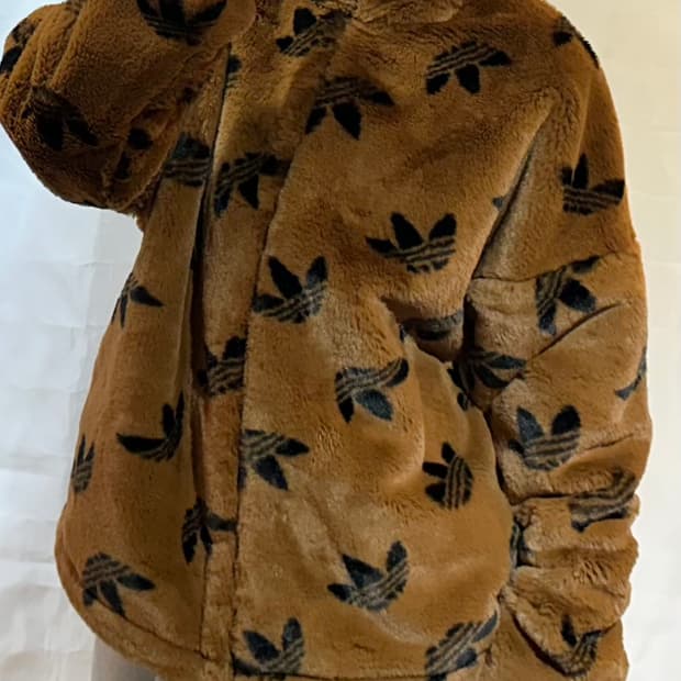 아디다스 모노그램 로고 퍼 자켓