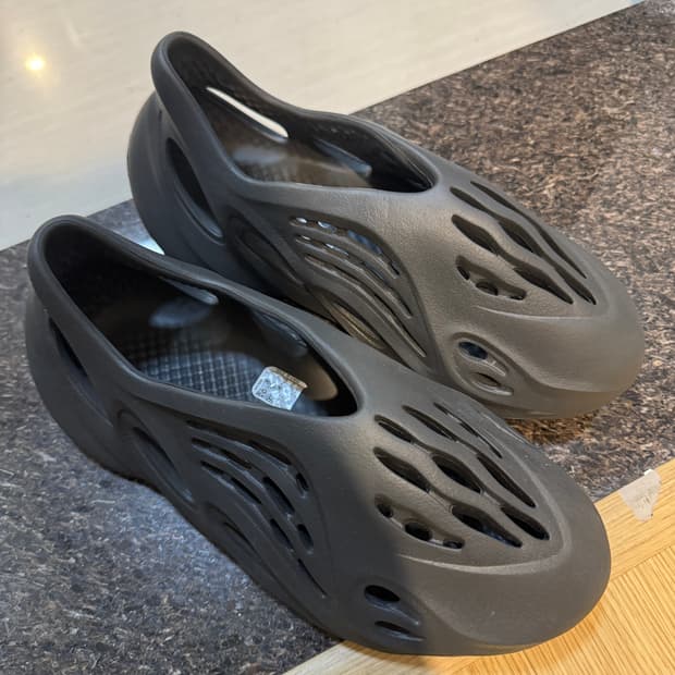 아디다스 Yeezy Foam RNNR Carbon 275