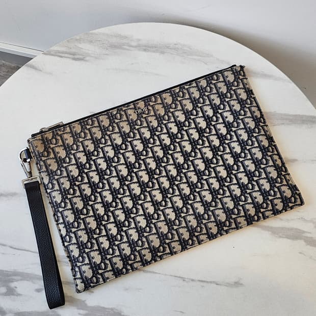 디올 a4클러치