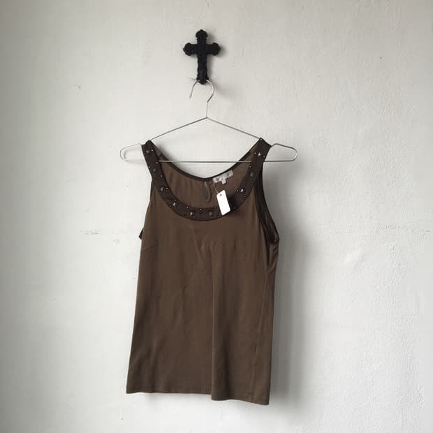Stud point sleeveless