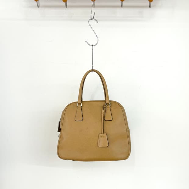 프라다 카멜 보어스킨 레더 핸드백