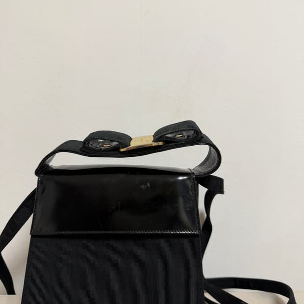 페레가모 바라리본 백