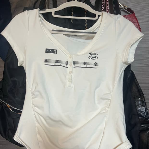 카시코 Zen Button Henley Neck Top White 반팔