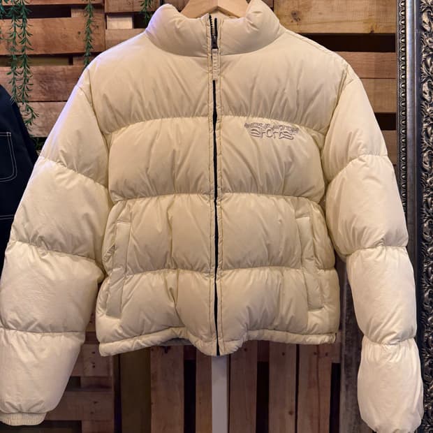 스컬프터 스포츠 자수로고 크림 숏패딩