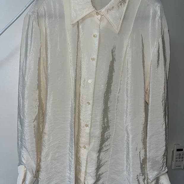 아델스 쉬머 벨트 핀턱 셔츠