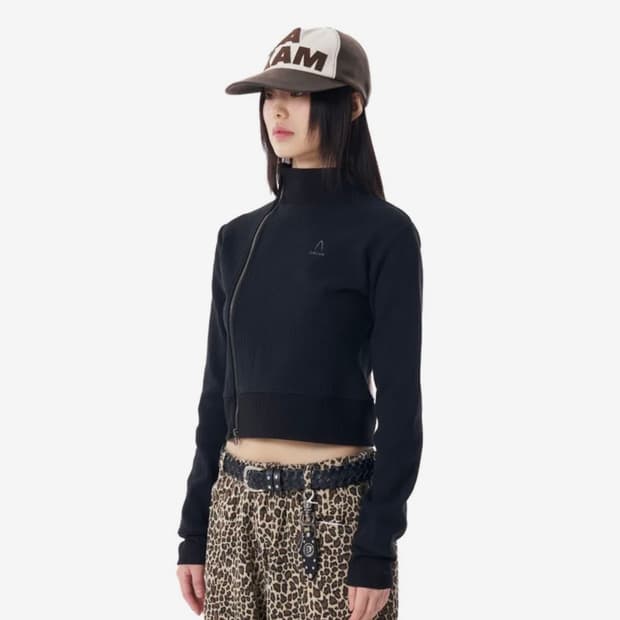 [새상품] 아캄 사이드 넥 집업 블랙